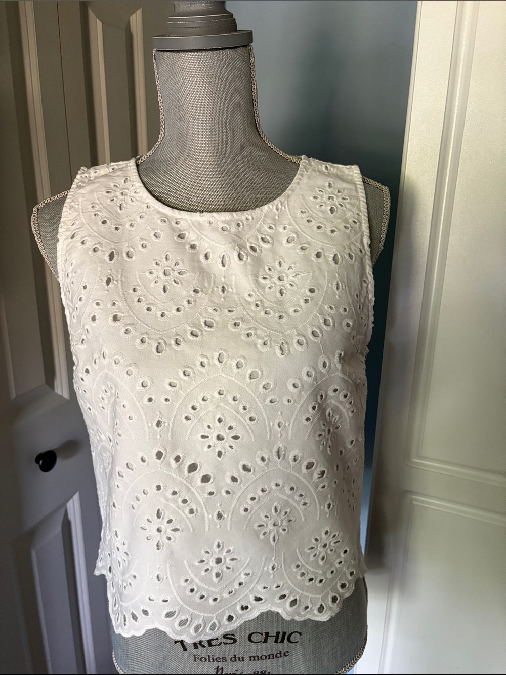 JACQUIE THE LABEL White Eyelet Tank Full Zip Back Scalloped Hem Size L EUC